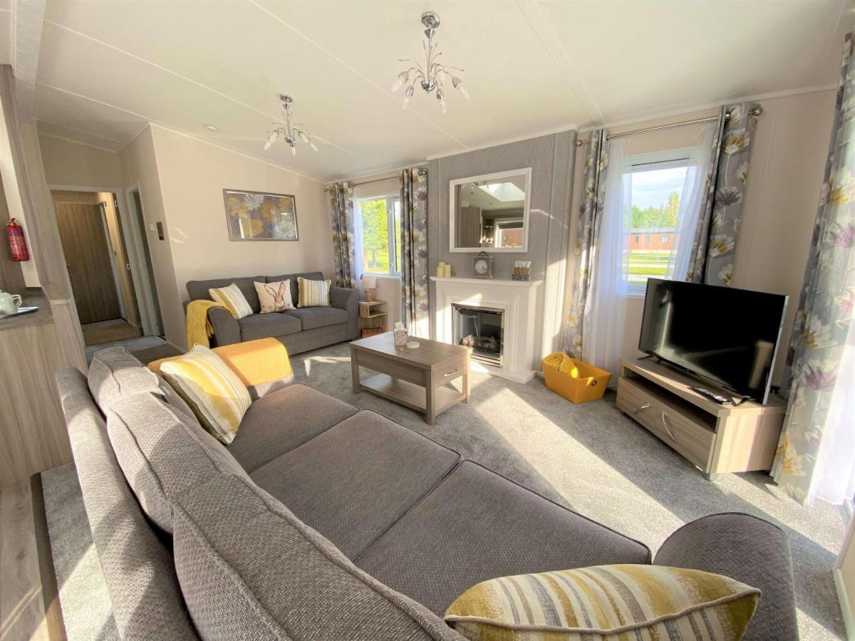 The Yorkshire Burrow Lodge With Hot Tub ภายนอก รูปภาพ