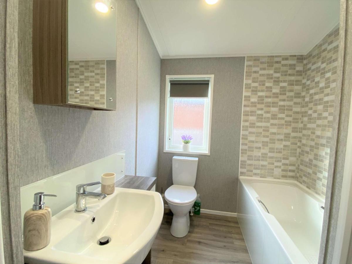 The Yorkshire Burrow Lodge With Hot Tub ภายนอก รูปภาพ